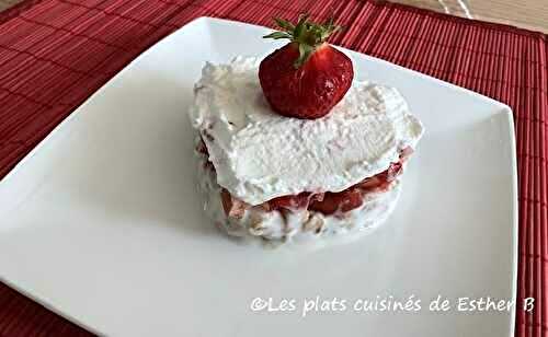 Tartare de déjeuner aux fruits, granola et yogourt