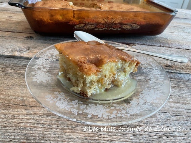 Gâteau à la rhubarbe et sa sauce au beurre