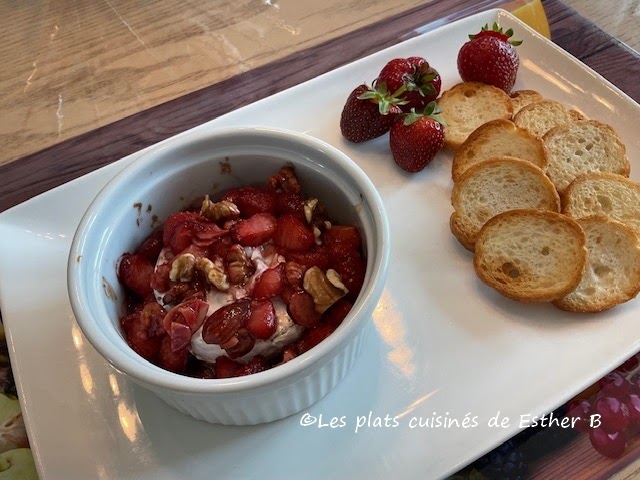  Brie au four aux fraises et à l’érable