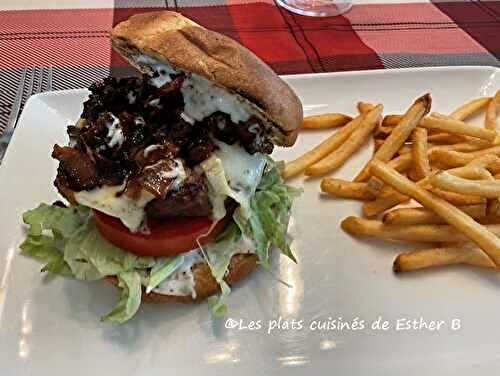 Burger estival au brie fondant et confiture d’oignons et bacon à l’érable