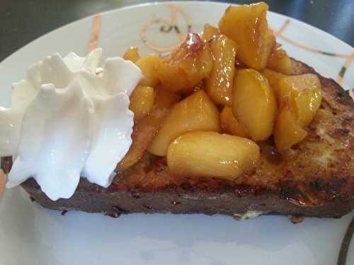 Brioche perdue avec ses pommes au caramel beurre salé