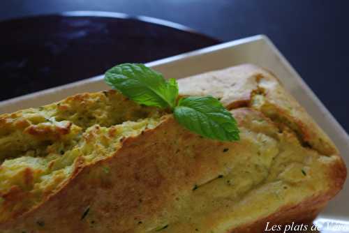 Cake aux courgettes et à la sauce tomates/menthe