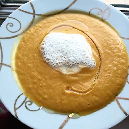 Crème de potiron, œuf poché et son écume de lard