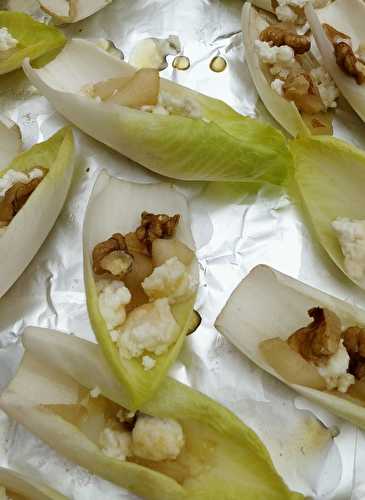 Endives crues au fromage de chèvre, poires, noix et miel