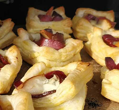 Feuilletés au confit d'oignons, magret fumé, fourme d'ambert et poire