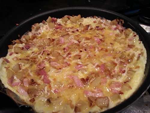 Omelette pommes de terre, oignons et lardons