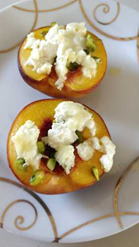 Pêches roties au miel, pistaches et .... fromage de chèvre