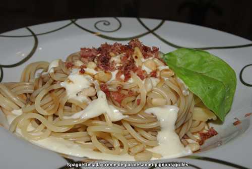 Spaguettis à la crème de parmesan et ses pignons grillés - Les plats de Véro
