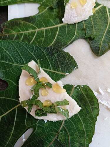 Fromage de chèvre et féta dans une feuille de figuier