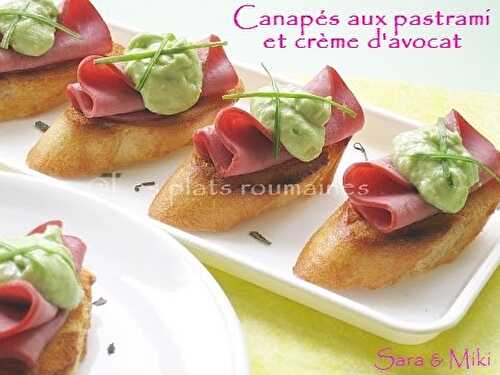 Canapés aux pastrami et crème d'avocat