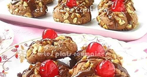 Cookies au chocolat, noix et cerises confites