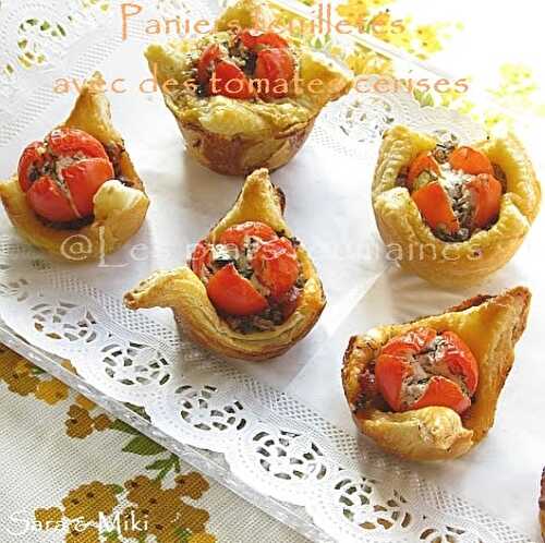 Paniers feuilletés avec des tomates cerises