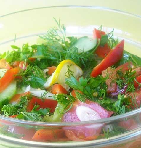 Salade de concombre, tomates et poivrons