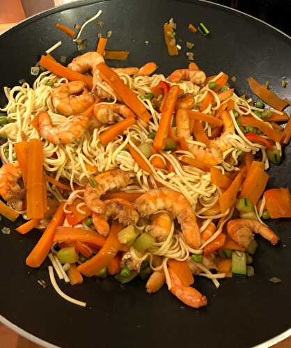 Nouilles chinoises sautées aux légumes crevettes