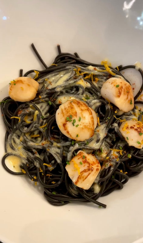 Spaghettis à l'encre de seiche avec sa sauce à l'orange et noix de St Jacques