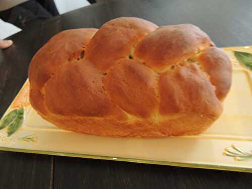 Brioche (sans oeufs ni lait, mais contient du blé...)