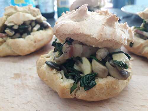 Chou farci aux feuilles de blettes sautées à l'ail, aux lardons fumés, aux champignons de Paris et aux graines de courge grillées (Sans gluten, lait, fruits à coques, arachide, possible sans soja).