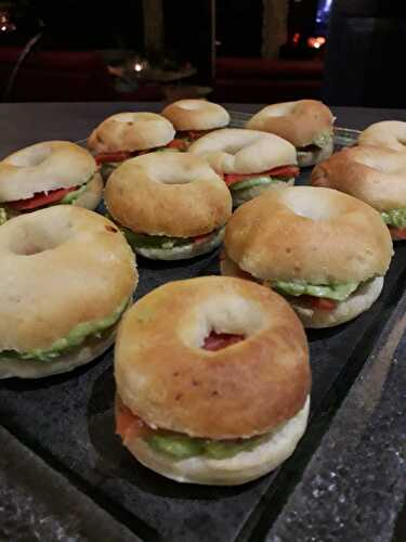 Mini-bagels apéritifs à l'avocat et au saumon fumé sauvage (sans lait, oeuf, fruits à coque, soja, arachide, pois)