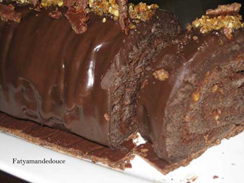 Bûche tout chocolat sur lit croustillant