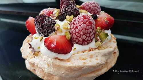 MINI-PAVLOVA AUX FRUITS ROUGES ET AUX PISTACHES