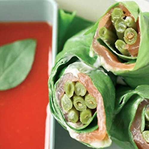 Rouleaux de haricots verts au saumon et feuille de laitue, jus de tomate à boire