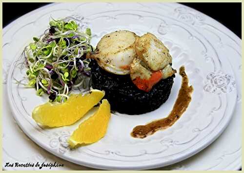 Noix de saint Jacques à l'orange et son risotto au noir de seiche