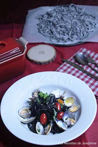 Tagliatelles à l'encre de seiche, sauce aux palourdes