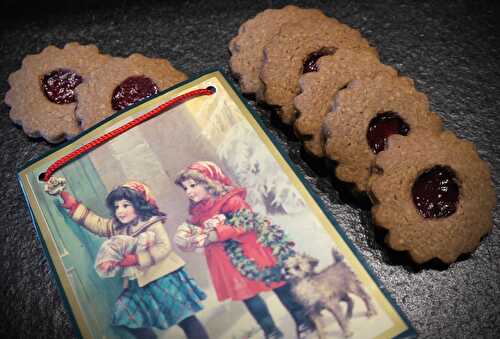 Bredala : Petits Sablés de Noël aux Noisettes et à la Gelée de Groseille