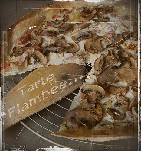 Flammekueche ou Tarte Flambée Alsacienne aux Champignons de Paris