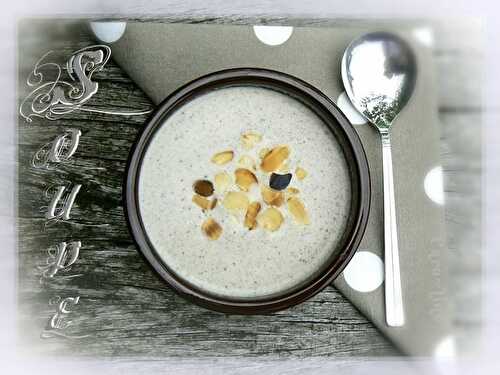 Soupe aux Champignons de Paris, Amandes Grillées et Petits Croûtons au Beurre