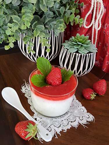 Mousse Bibeleskaes et Rhubarbe sous un Coulis de Fraises