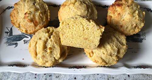 Muffins à la polenta, au comté et aux oignons