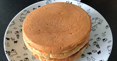 Pancakes sans gluten, sans sucres ajoutés et sans lactose au yaourt végétal à la mangue (recette végétarienne)