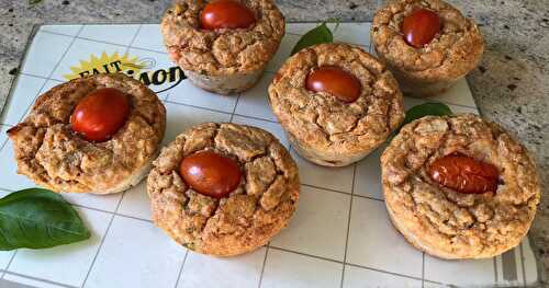 Muffins aux tomates cerises et à la truite fumée