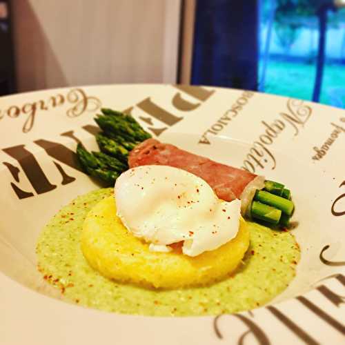 Fagots d’asperges au jambon cru, purée d’asperge au parmesan, hoop de polenta et œuf mollet