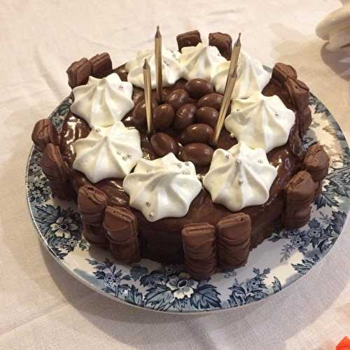 Genoise d’anniversaire vanille chocolat Kinder Bueno et Chocobons - Les recettes de Mumu