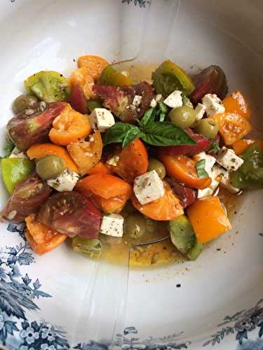 Salade fraîche et colorée tomates féta basilic