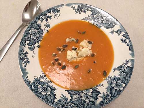 Velouté carottes et patates douces topping roquefort et graines de courge