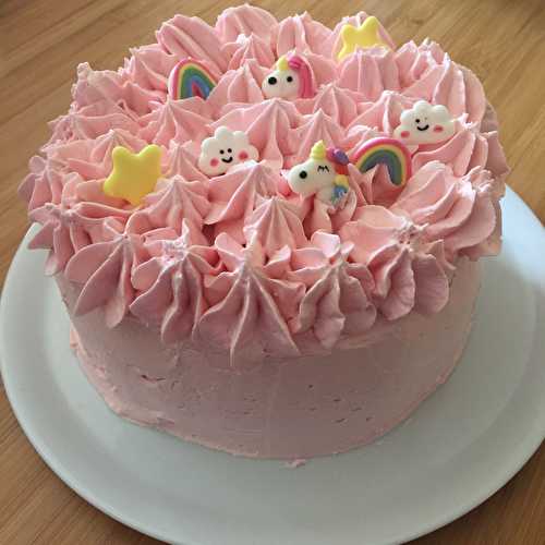 Gâteau d’anniversaire rose, crème au beurre à la meringue Suisse