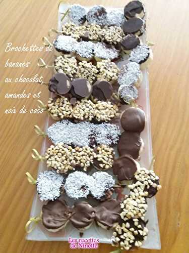 Brochettes de bananes au chocolat, amandes ou noix de coco