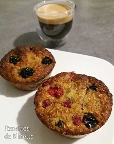 Muffins aux bananes, flocons d'avoine et fruits rouges