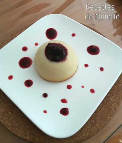 Petits gâteaux au citron et aux blancs d'oeuf et son coulis de fruits rouges