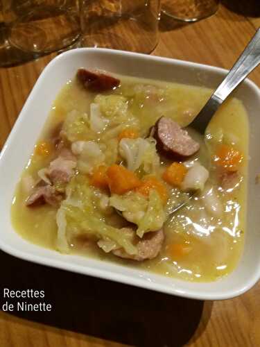 Soupe paysanne au chou, haricots blancs et saucisses fumées