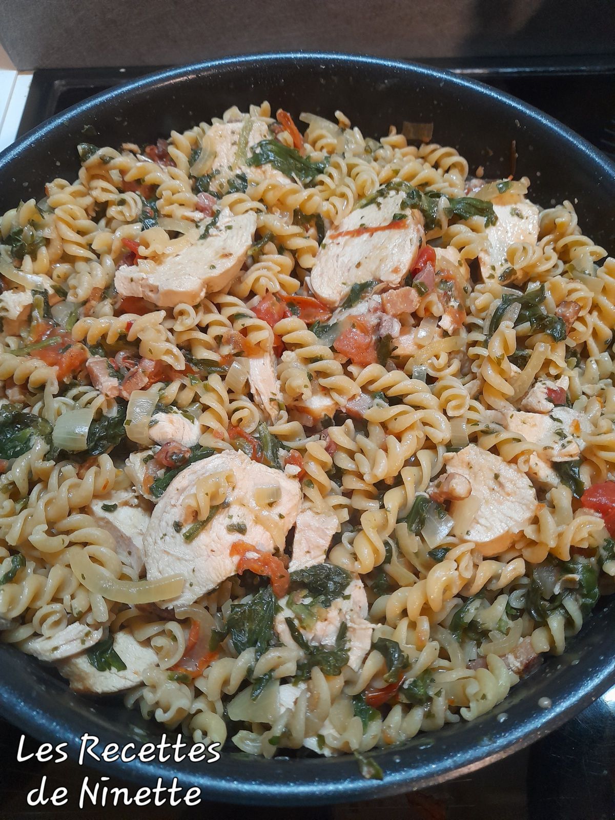 Pâtes de pois chiches au poulet, épinards, tomates et sauce à l'ail 