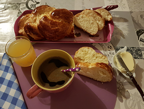 Brioche tressée au beurre