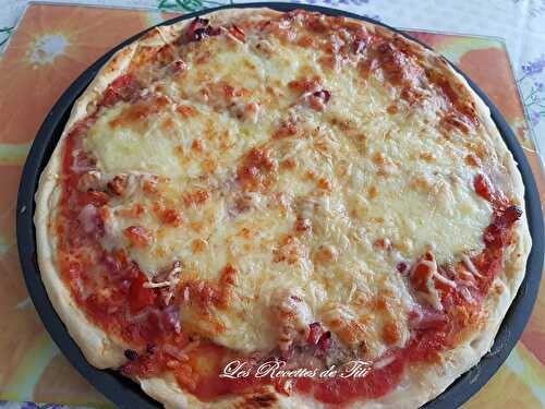 Pizza tomates lardons et mozzarella