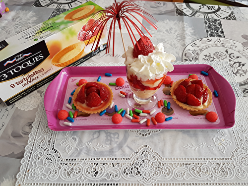 Tartelettes et coupes de crème pâtissière aux fraises