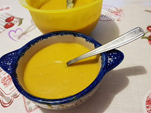 Velouté de citrouille et lentilles corail au curry et à la crème de coco