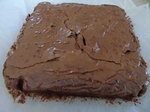 Brownie chocolat noir et éclats de chocolat blanc à l'amande - Les recettes de Zaza .