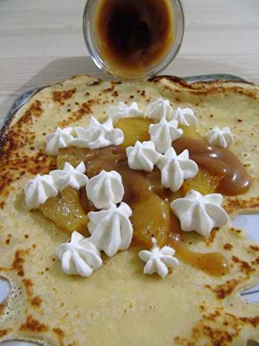 Crêpes à la vanille , à l'ananas rôti , au salidou et chantilly à la vanille